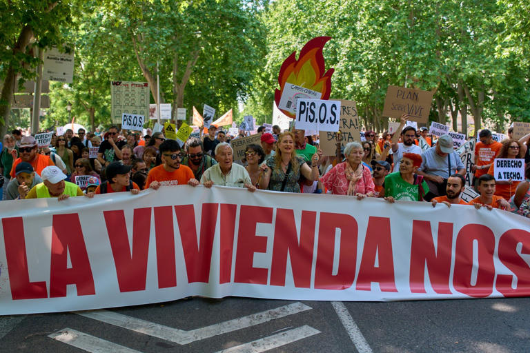 Miles de personas protestan en Madrid por el aumento en los costos de ...