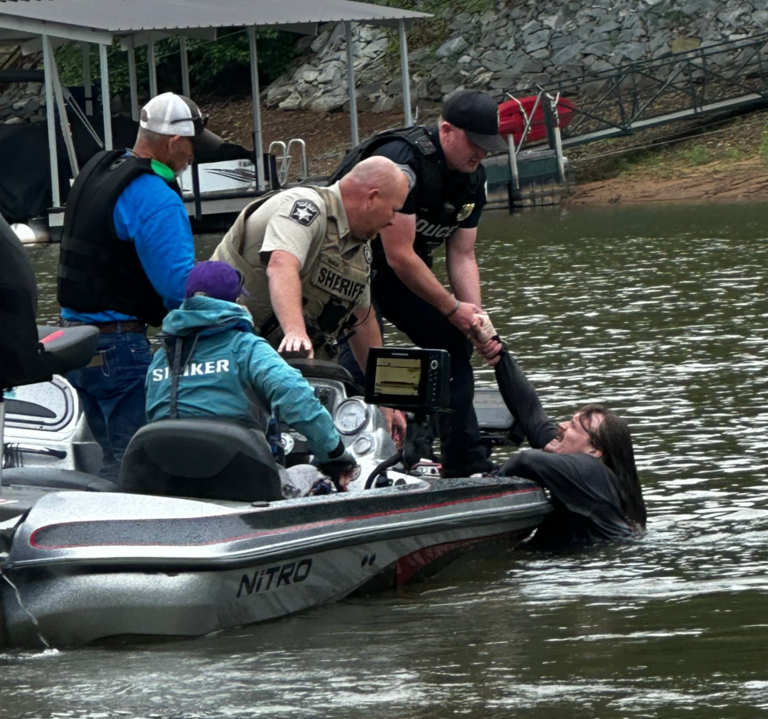 Suspect pulled from lake by boat after fleeing traffic stop, troopers say