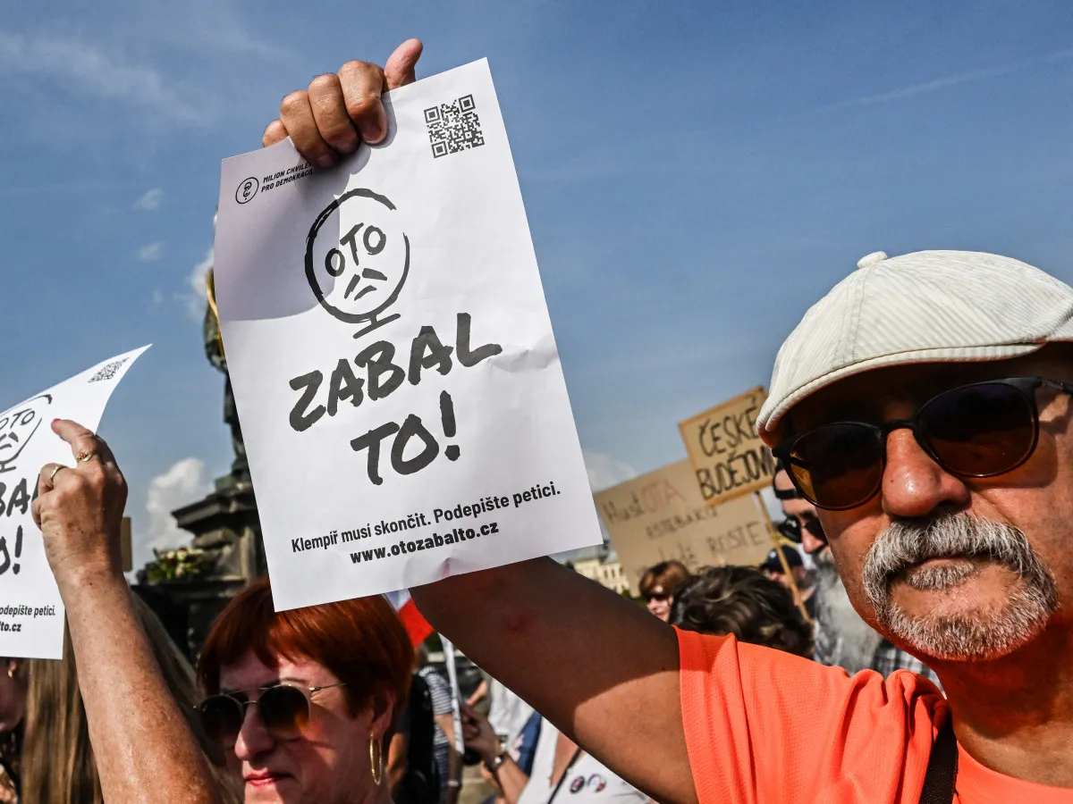 „Oto, zabal to!“ Minář s demonstranty v Praze vyzval k rezignaci ...