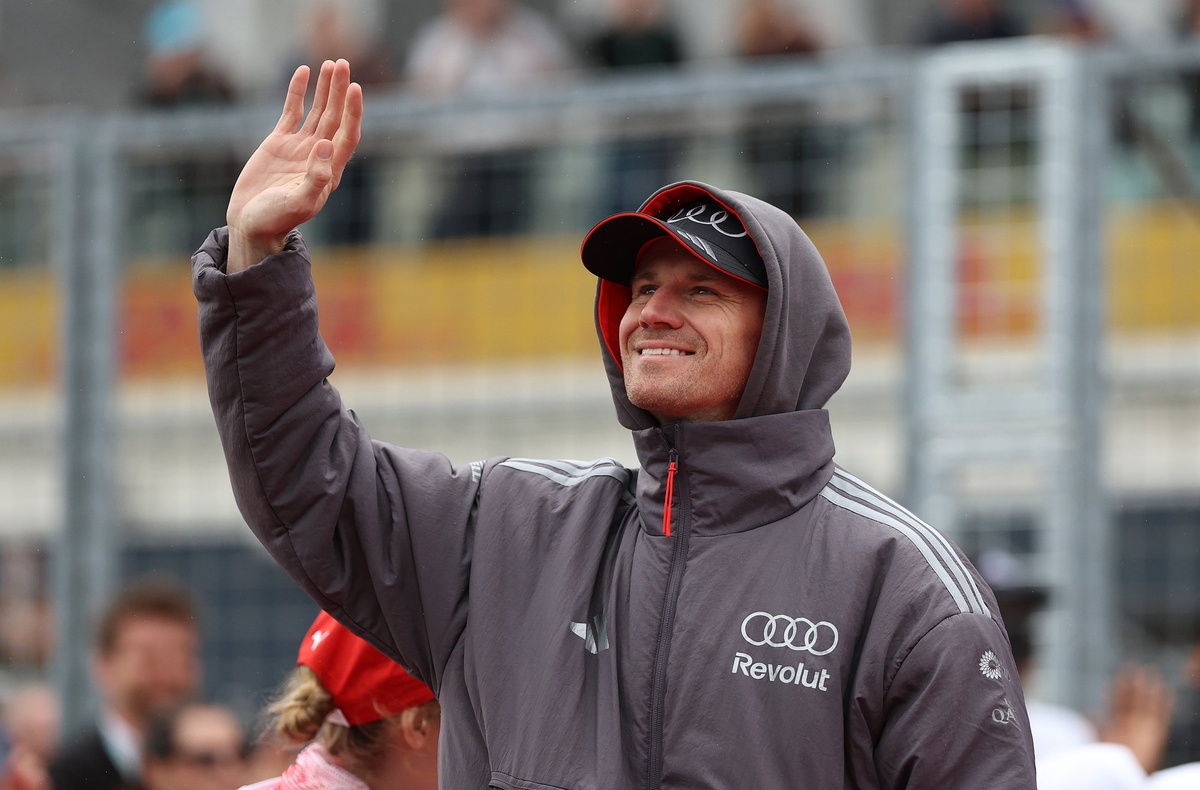 Lewis Hamilton’s new approach seems to work as he outqualifies Charles ...