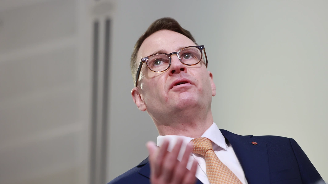 Bragg warns Liberal-Labor policy overlap fuelling voter backlash