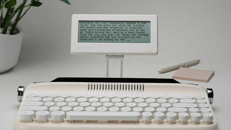 Looking for a distraction-free writing tool? You need a writerDeck