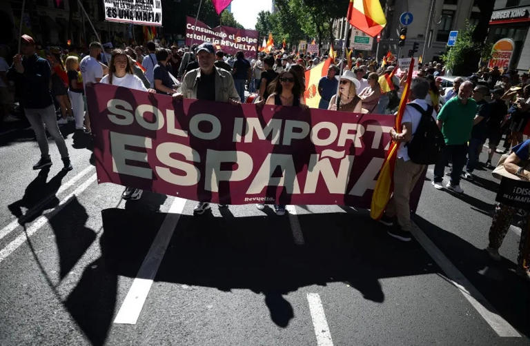 Decenas de miles marchan en Madrid para exigir la dimisión de Pedro Sánchez