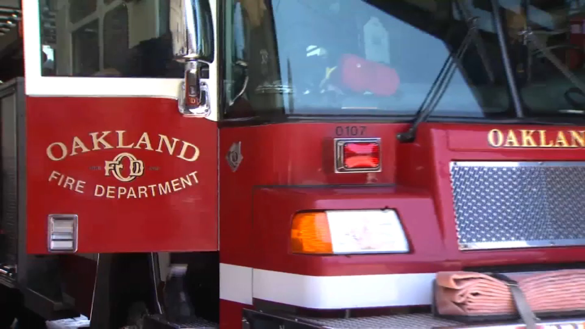 2 people hurt after AC Transit bus crashes into building in Oakland