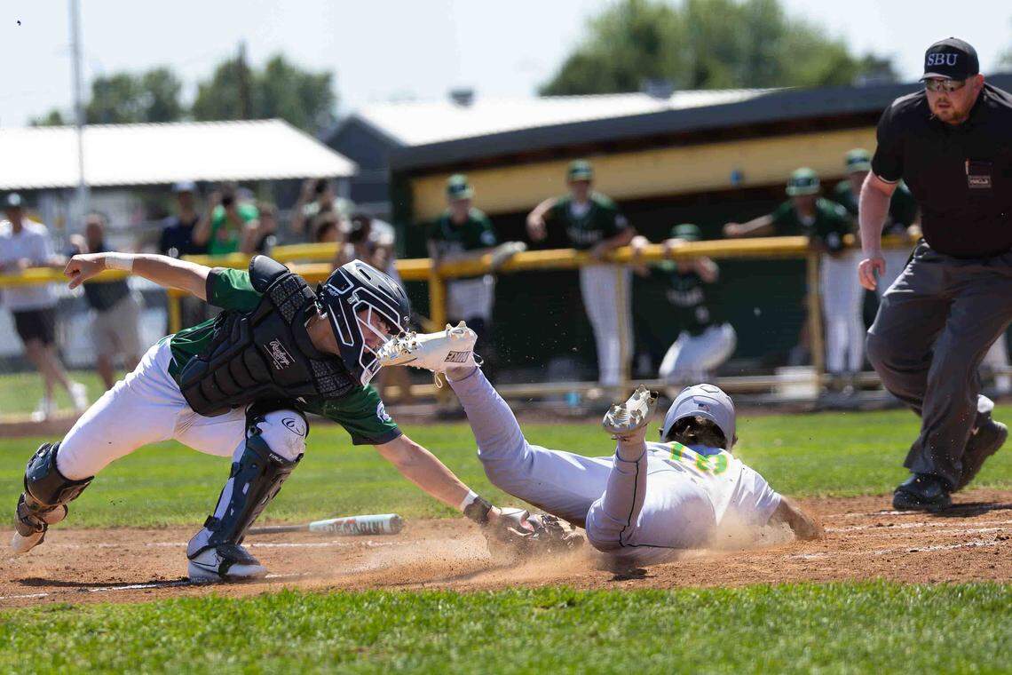 Richland Bombers advance to 4A WA semifinals after opening day sweep