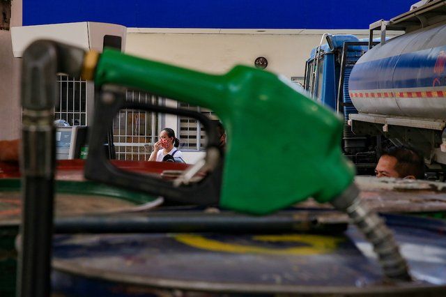 Oil prices fall over 5 pct on hopes for Iran deal