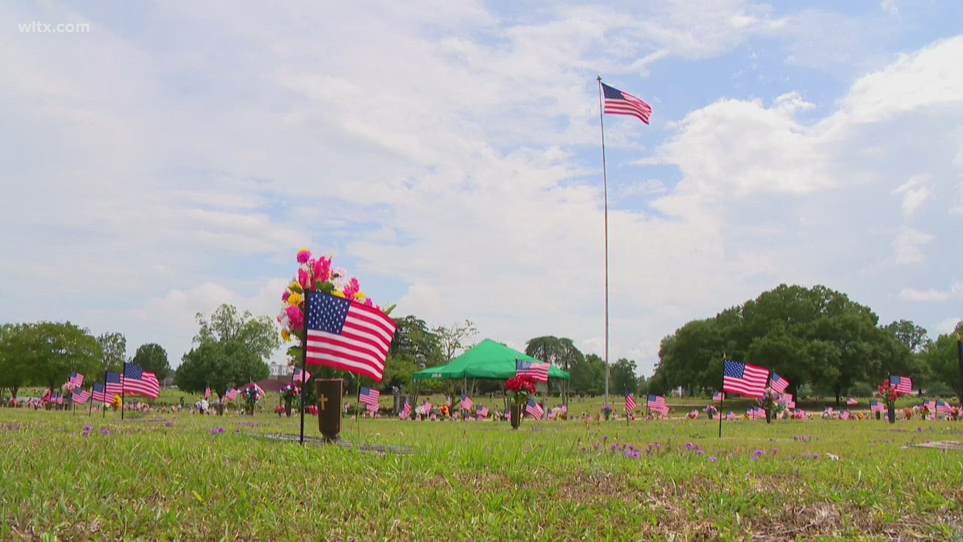 Volunteers place flags at Greenlawn Cemetery to honor veterans ahead of ...