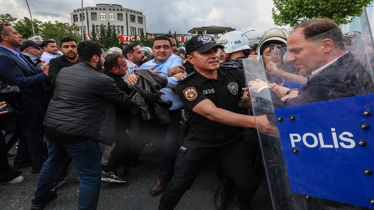 As crisis deepens, Turkish riot police storm opposition offices after ...