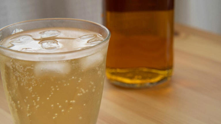 機嫌よくハイボールを楽しみ、午前0時にはベッドに入った（写真：bluet / PIXTA）