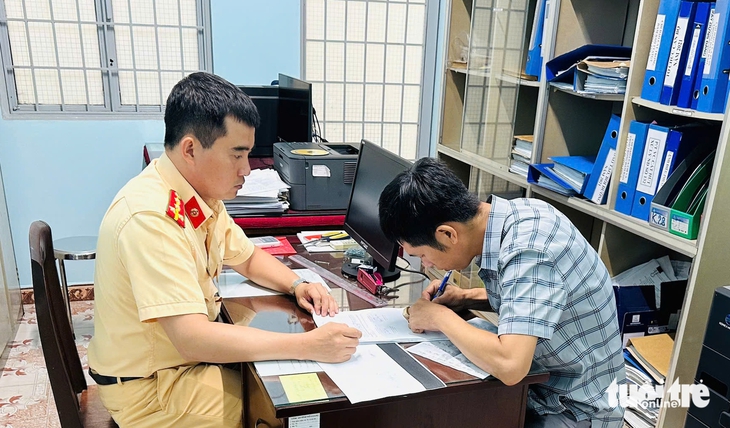 Giao ca nô cho con trai 4 tuổi lái giữa sông Tiền, người cha bị phạt gần 17 triệu đồng
