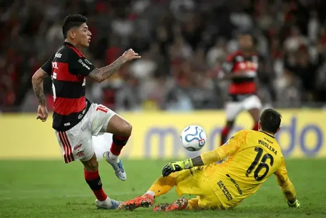 Jorge Carrascal, en mal momento con la hinchada de Flamengo: lo fueron ...