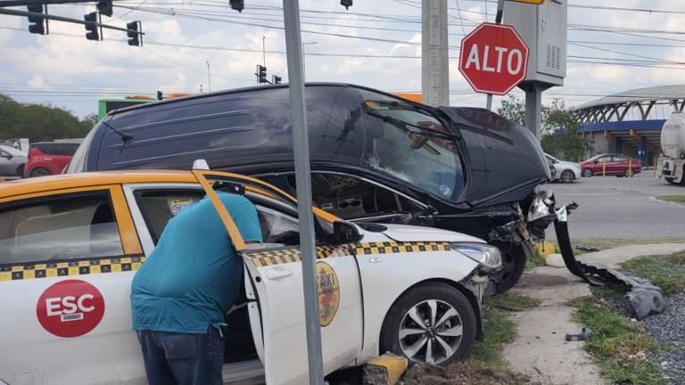 Choque múltiple deja dos lesionados y destrozos en Escobedo