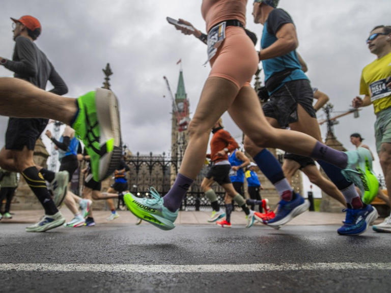 Race weekend Sunday: Mayor starts early; runners splash through drizzle ...