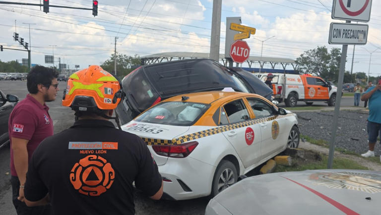 Choque entre dos autos y motocicleta deja dos lesionados en Escobedo