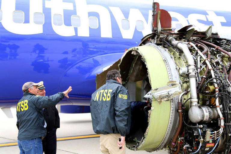 Shults conseguiu pousar um avião comercial que perdeu parte do motor no ar, salvando a vida de quase todos os passageiros e tripulantes