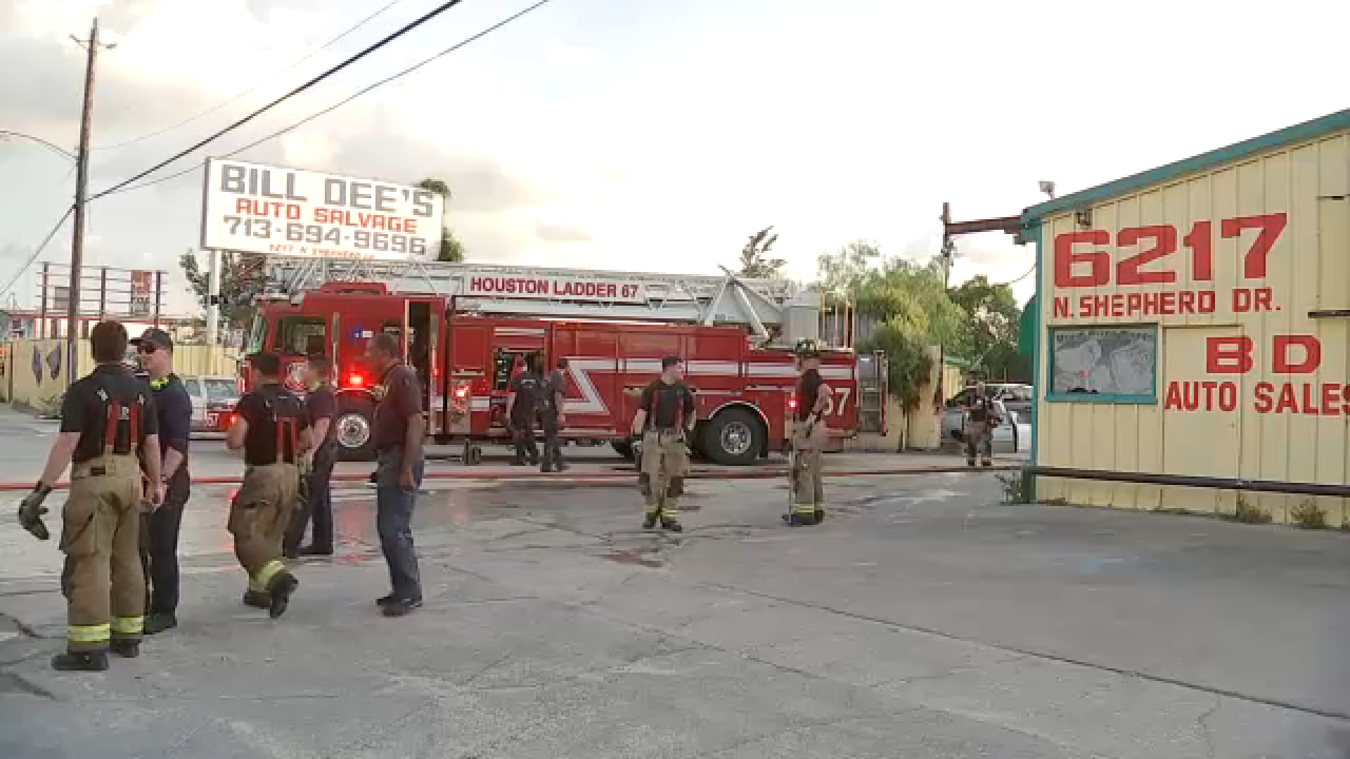 Building fire in north Houston put out after HFD crews respond, images show