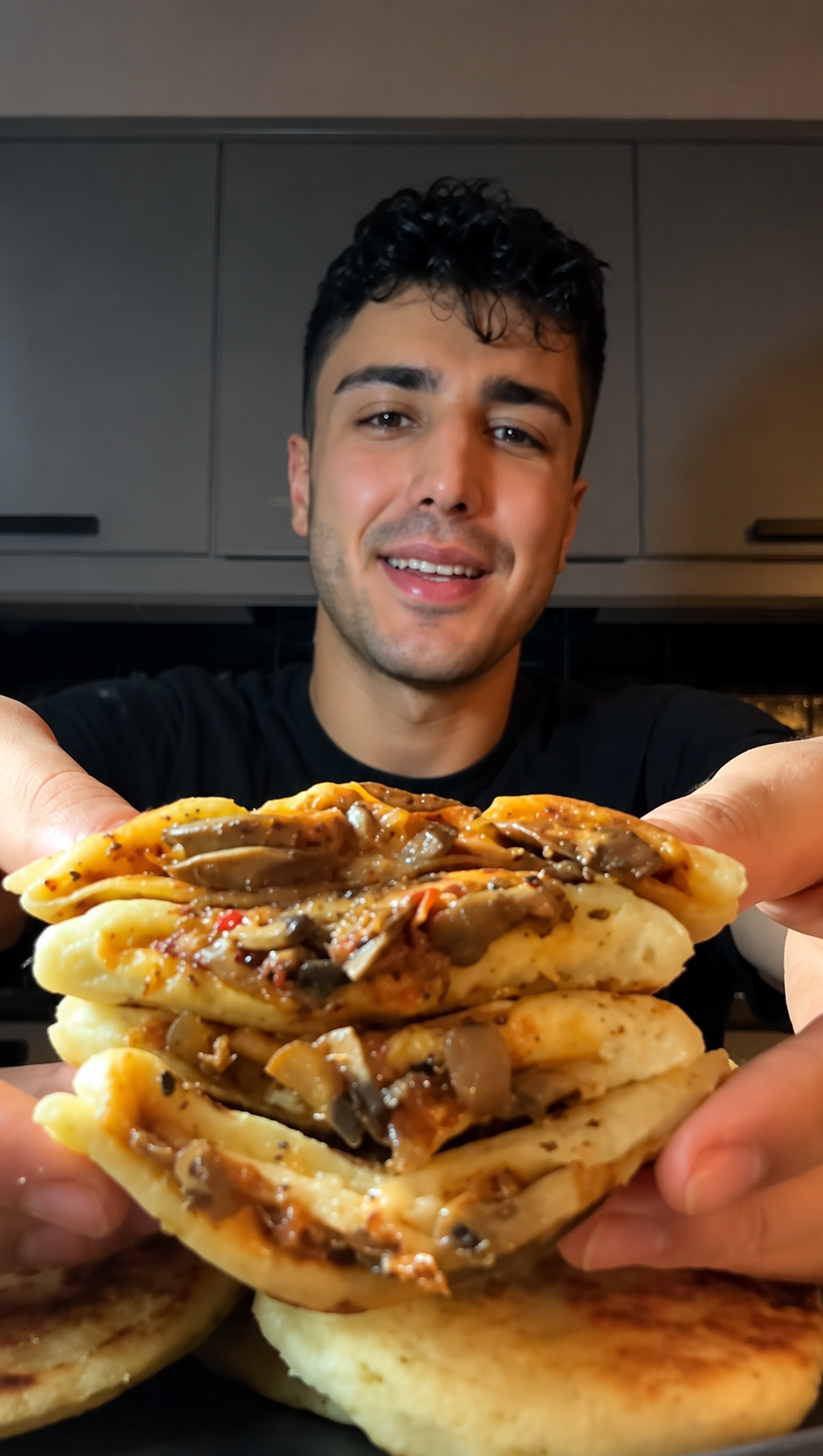 Gebakken gevulde aardappelpannenkoekjes voor een eenvoudige maaltijd