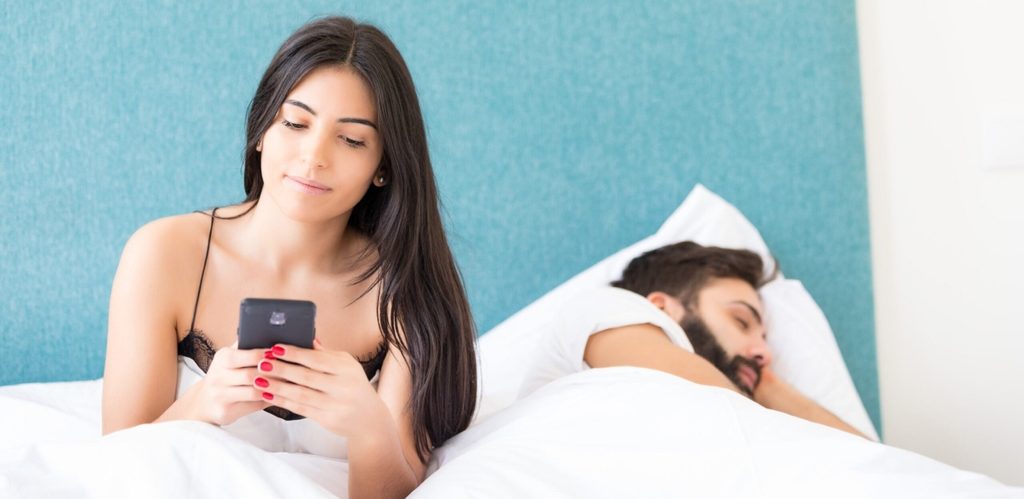 اختلاف توقيت النوم بين الزوجين يهدّد الانسجام العاطفي بصمت
