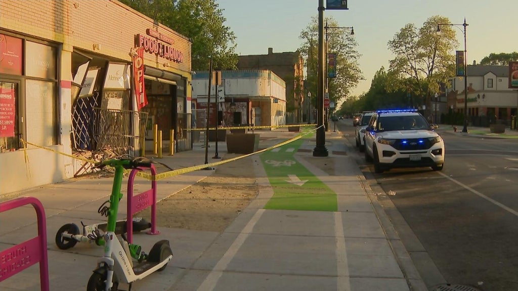 Crash-and-grab burglars strike liquor store in South Chicago community