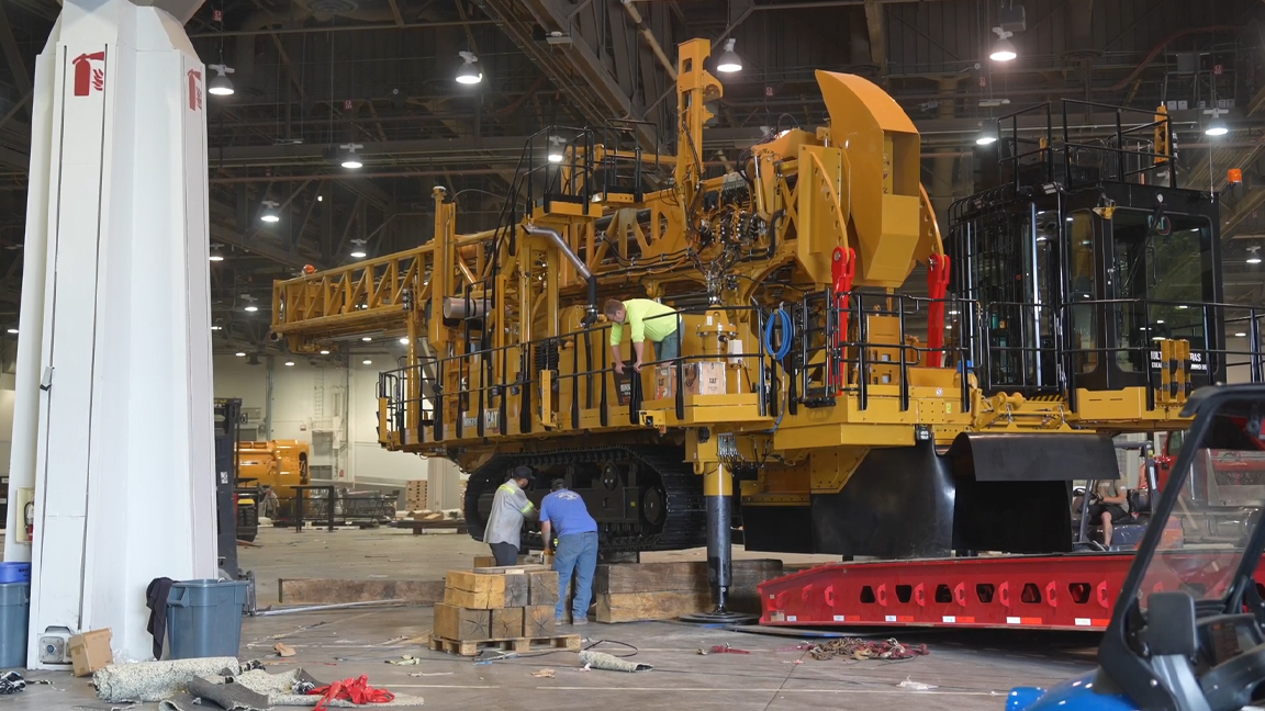 Bekijk hoe deze enorme CAT-machine wordt gebouwd in de expohal