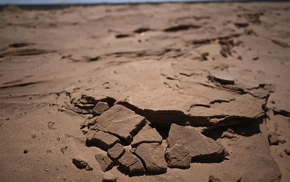 Study links heavier storms, longer dry spells to global drying