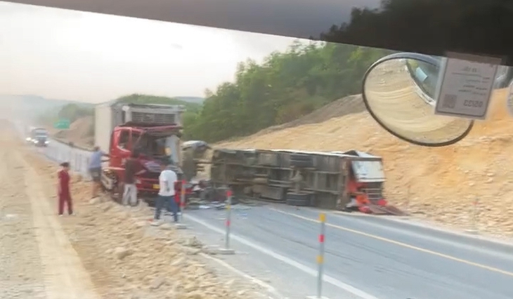 Va chạm đối đầu trên cao tốc Cam Lộ - La Sơn, 2 người tử vong