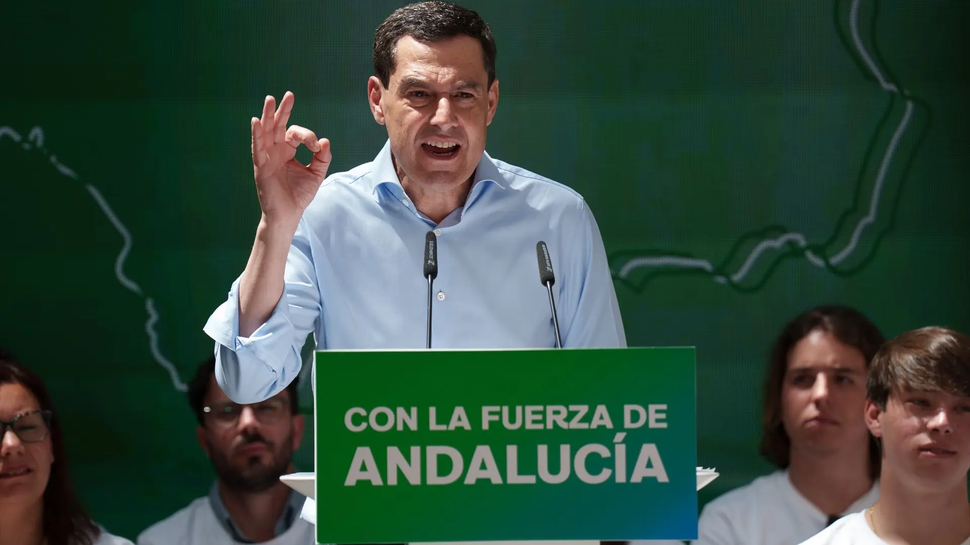 ¿Cuántos escaños necesitaría Juanma Moreno para no depender de Vox?