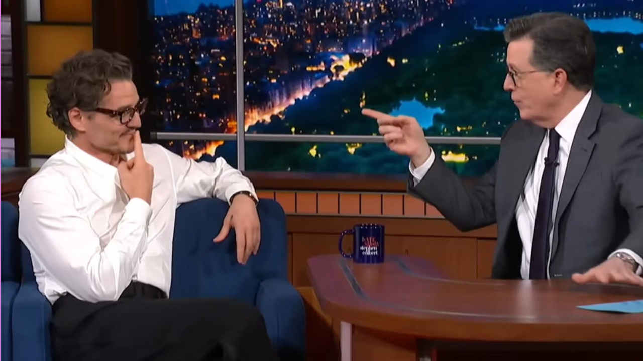 Pedro Pascal chiede un bacio a Stephen Colbert in diretta TV: 