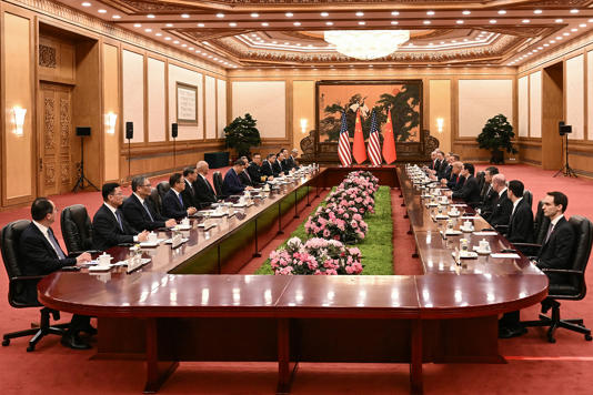 Phái đoàn Mỹ - Trung hội đàm tại Đại lễ đường Nhân dân Bắc Kinh. Ảnh: AFP