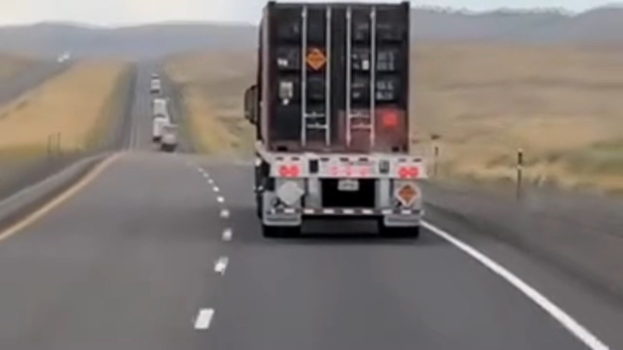 A container was riding on a flatbed - but there wasn’t a single strap ...