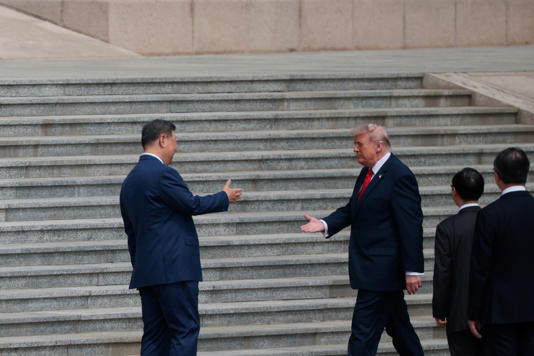 Tổng thống Trump được cho là người chủ động bắt tay tại lễ đón trước Đại lễ đường Nhân dân ở Bắc Kinh ngày 14/5. Ảnh: Reuters