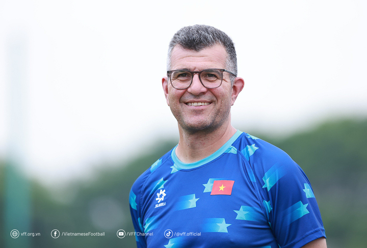 HLV Cristiano Roland đưa U17 Việt Nam đến World Cup là ai?