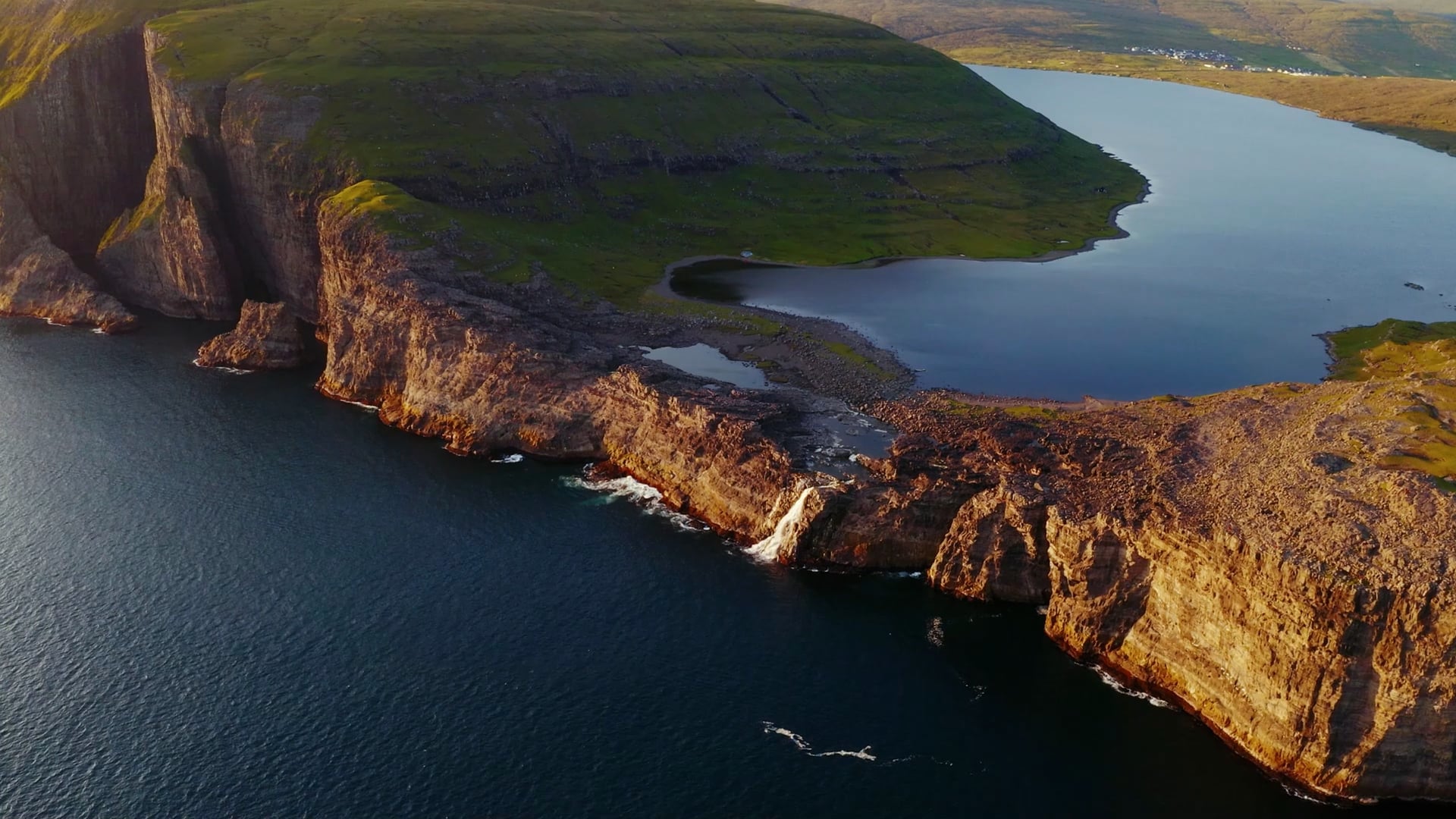 Vagar Island's aerial secret: A lake floating in the sky - Worldwide
