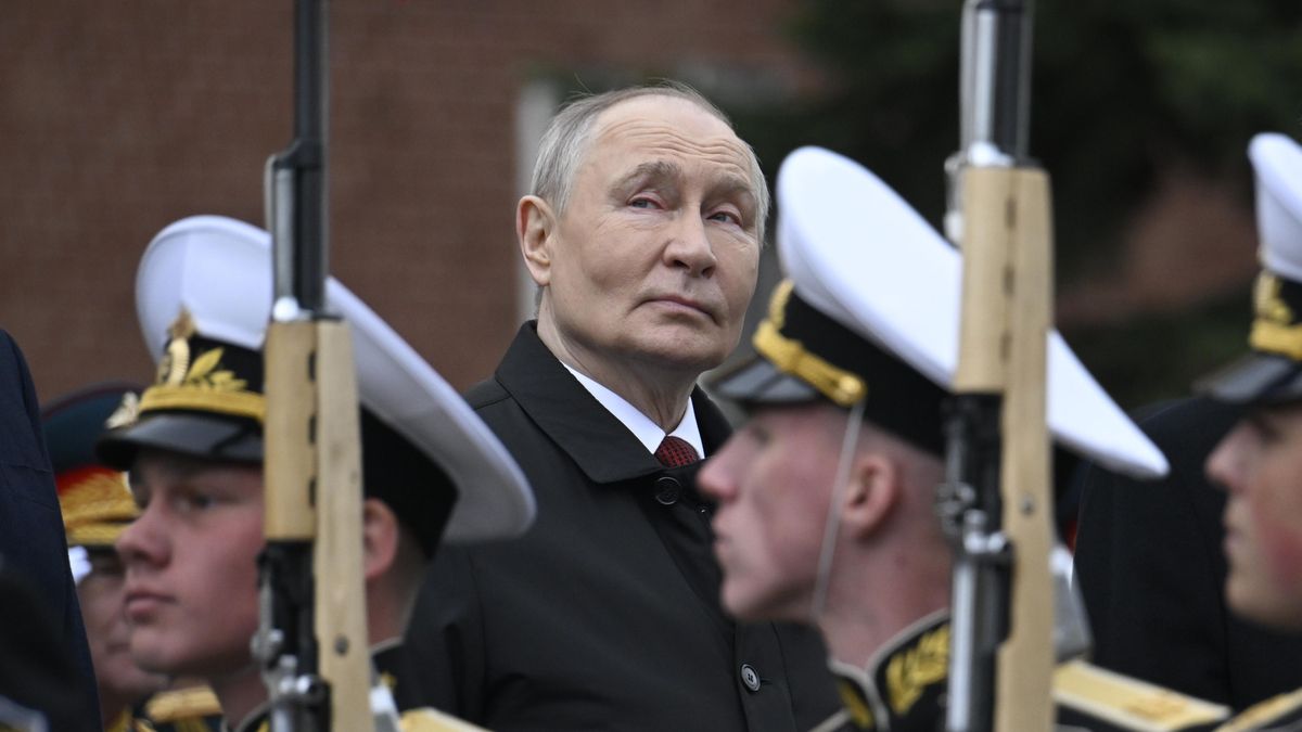 El presidente ruso, Vladímir Putin, este sábado durante una ceremonia de colocación de flores en la Tumba del Soldado Desconocido junto al muro del Kremlin en el centro de Moscú.