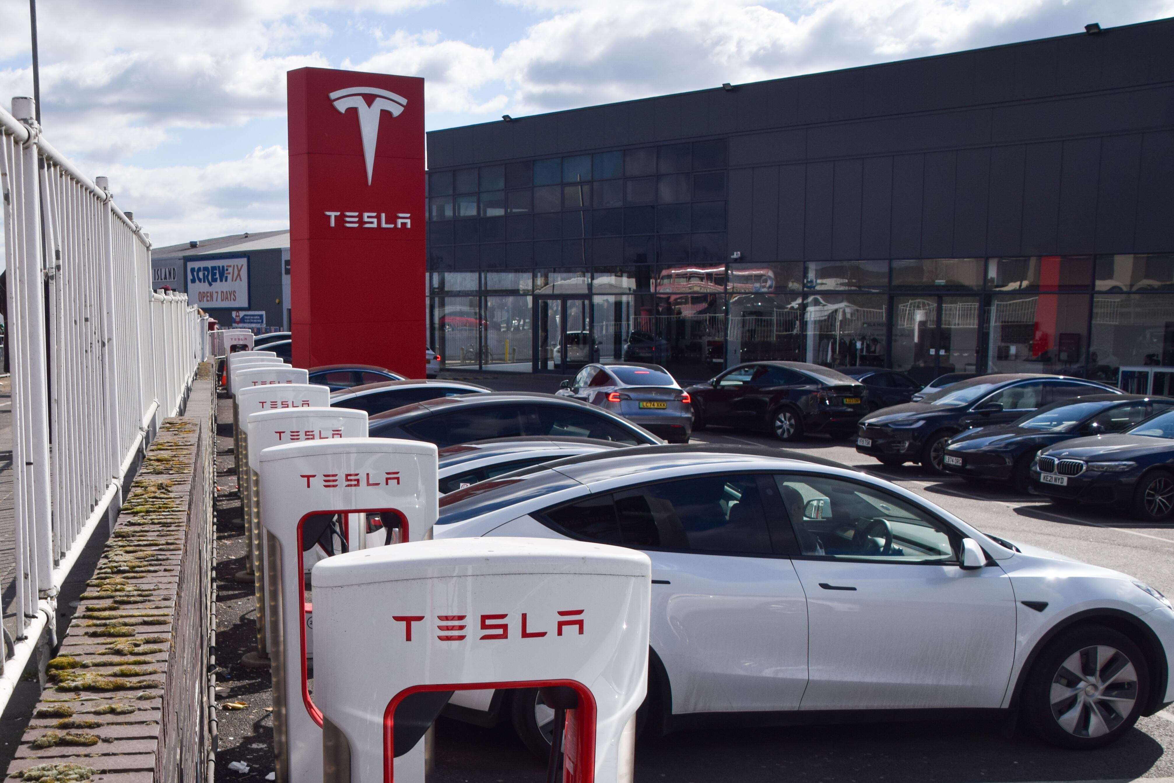 SIC anunció medidas contra Tesla Colombia, tras demoras en la entrega ...