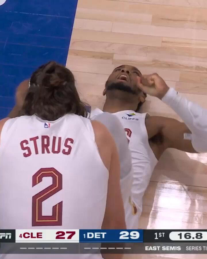 NBA star left in agony after collision with photographer but makes ...