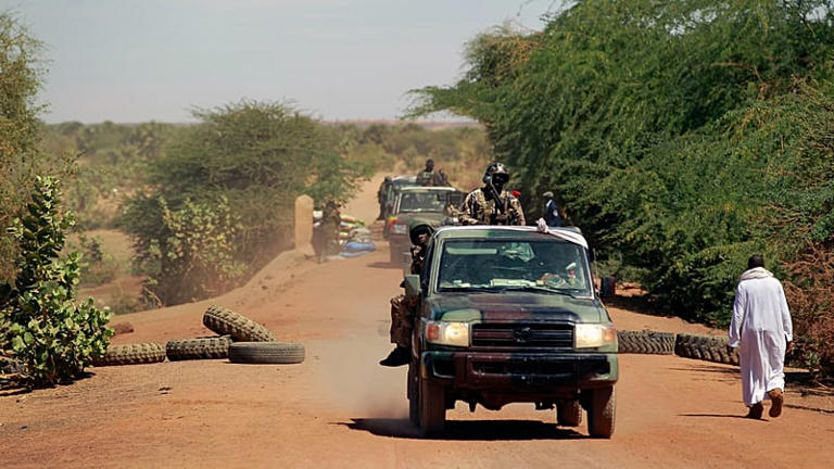 Des soldats maliens patrouillent à l'entrée de Gao, dans le nord du Mali, le vendredi 8 février 2013.