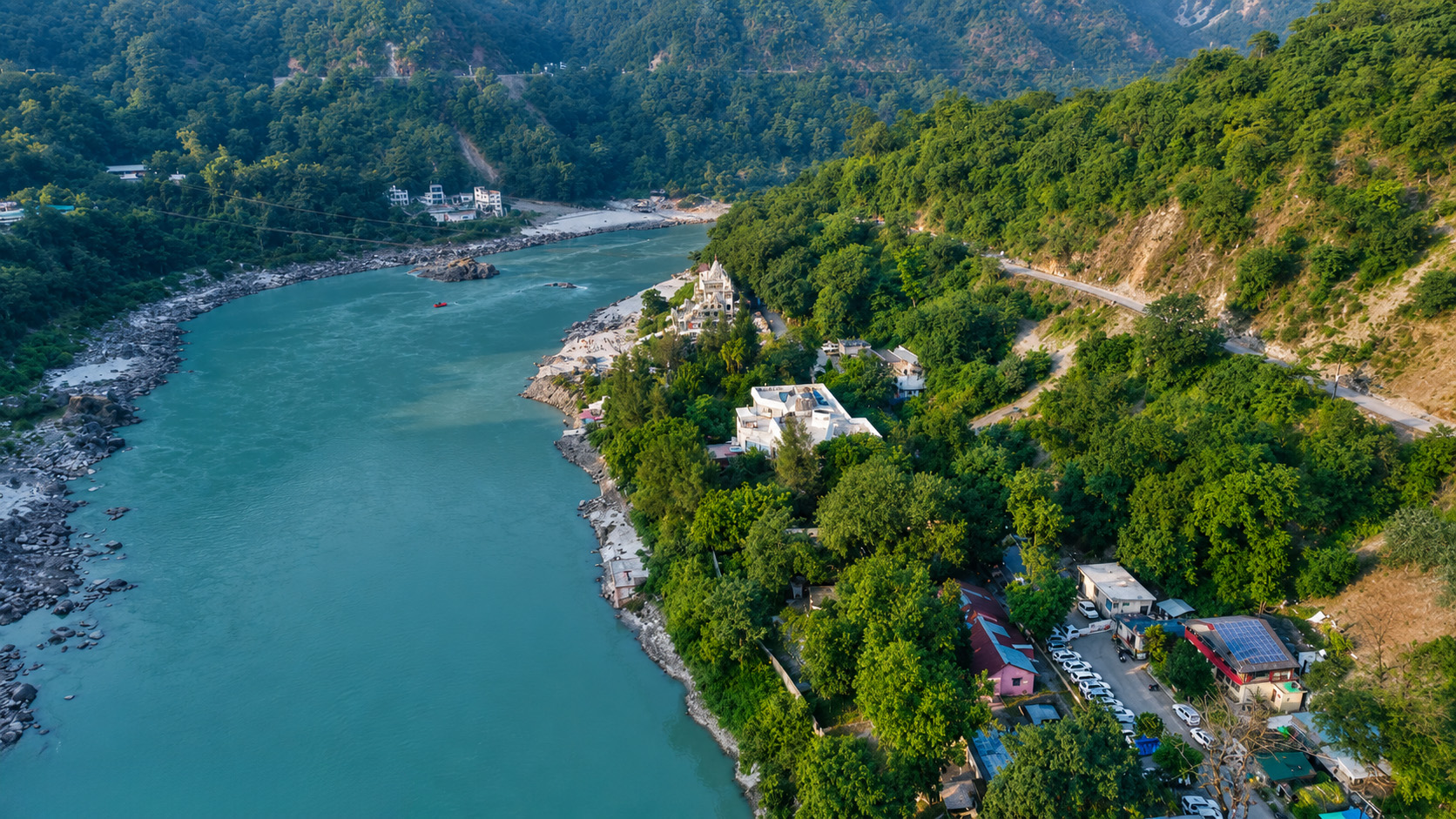 O sagrado rio Ganges de Rishikesh correndo aos pés do Himalaia