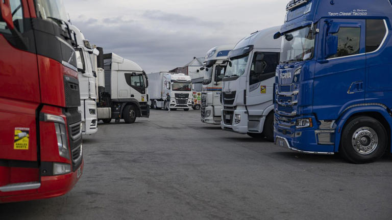 UGT advierte de una huelga indefinida en el transporte por carretera en ...