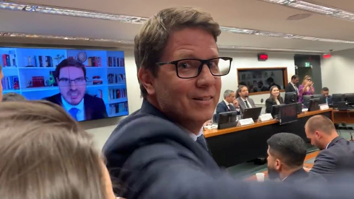 Mário Frias contraria Flávio Bolsonaro e diz que não recebeu um centavo ...