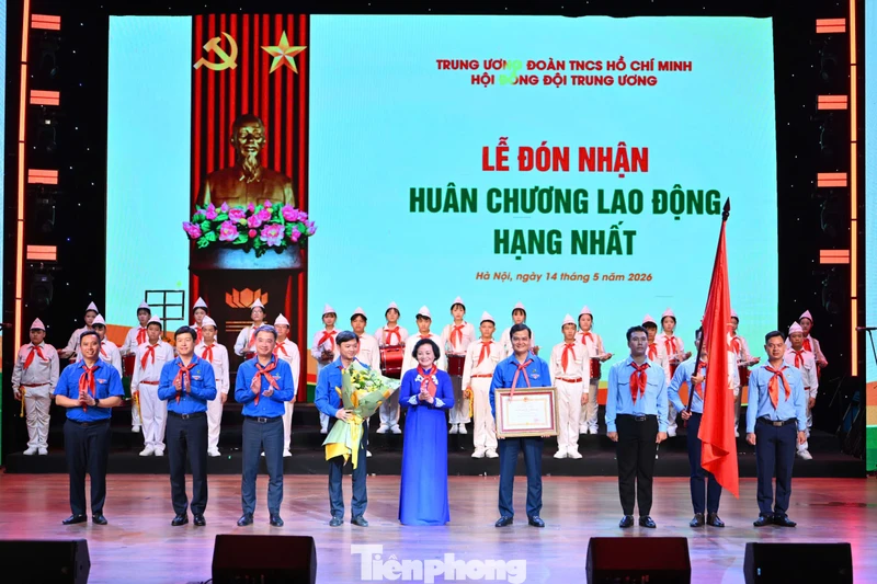 Đội TNTP Hồ Chí Minh đón nhận Huân chương Lao động hạng nhất