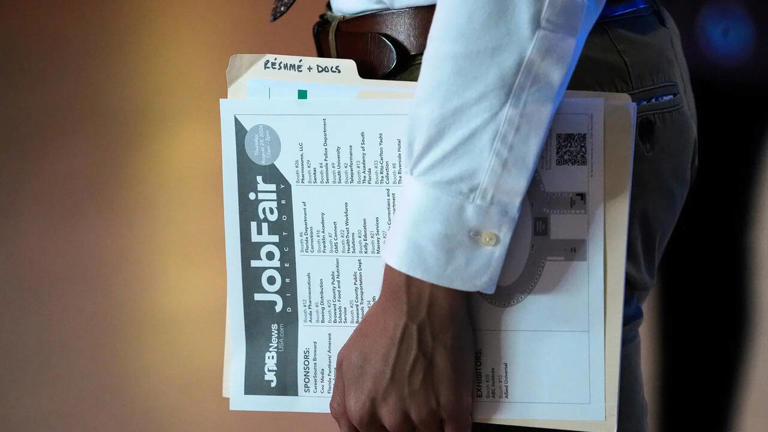 Jobless claims rise to 211,000 amid ongoing economic uncertainty linked ...