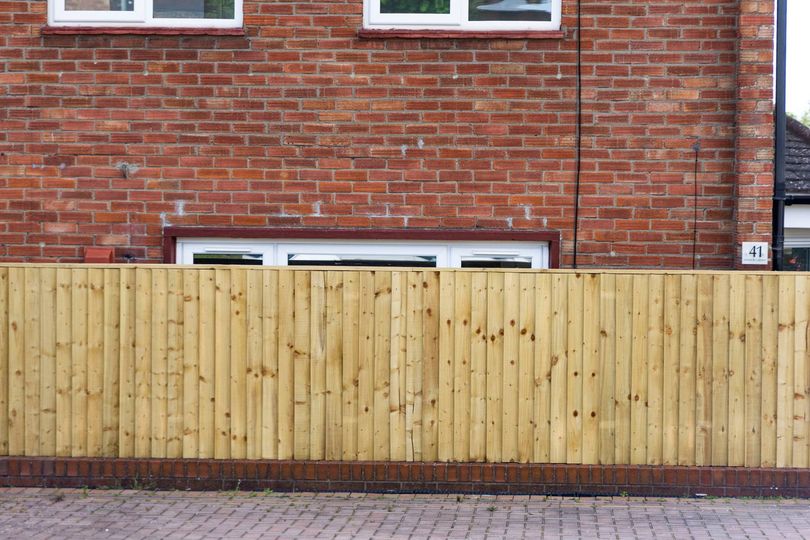 Neighbours point out 'worrying thing' about fence blocking living room ...