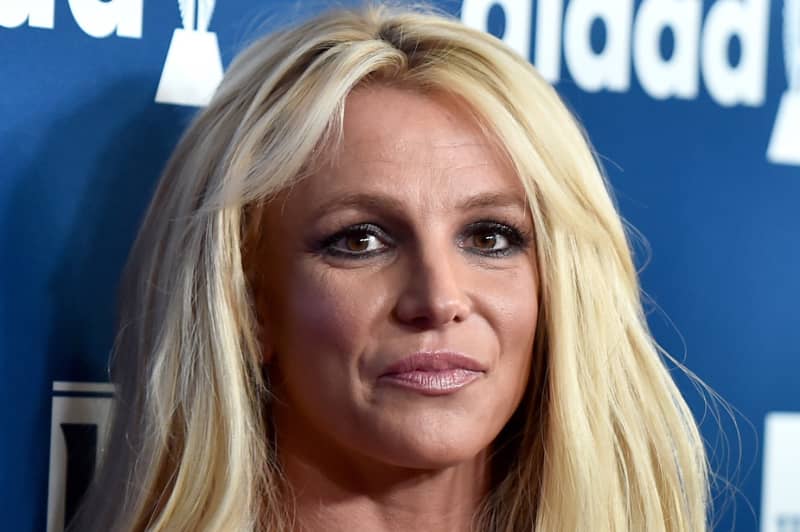 Britney Spears seen carrying knife during bizarre restaurant scene