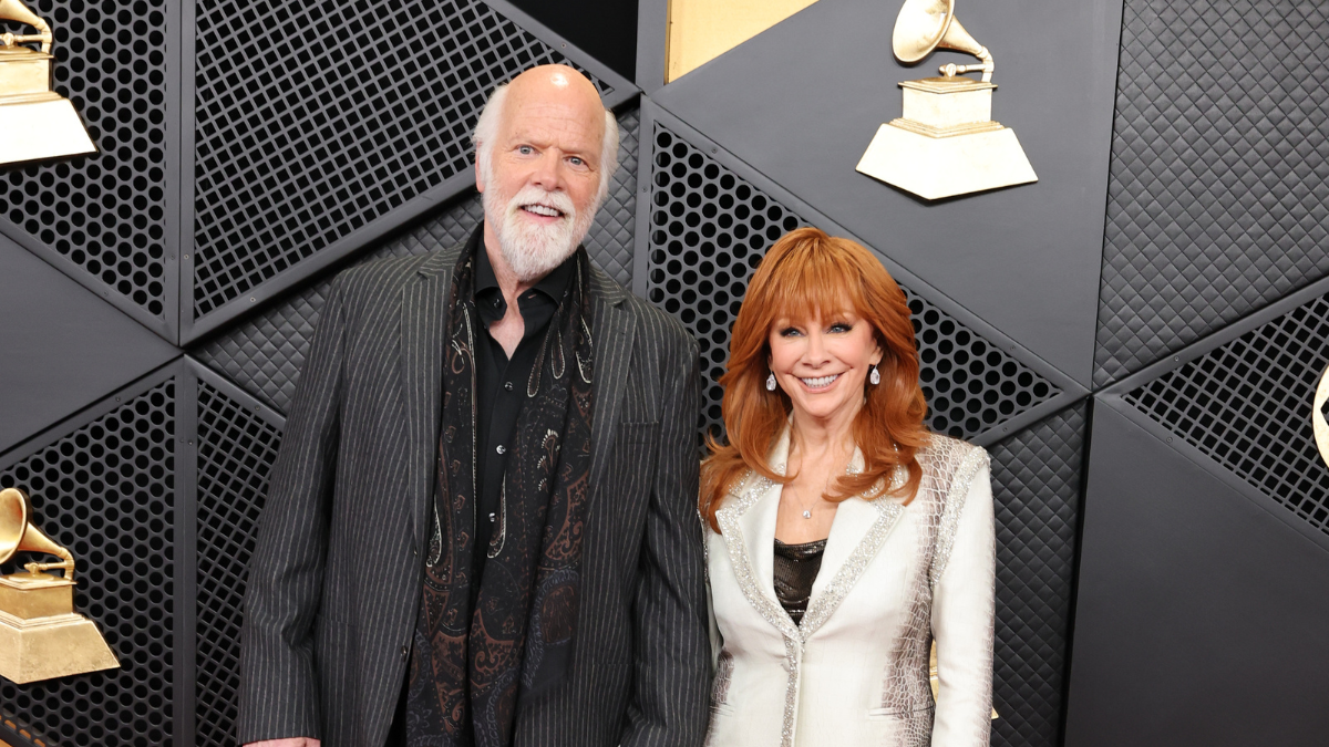 Reba McEntire says wedding will include 'longhorns, donkeys, horses,' more
