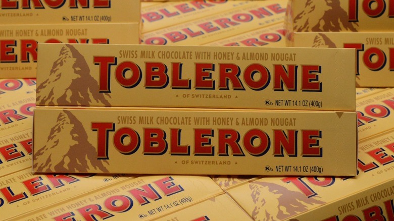 18 food logos with hidden messages