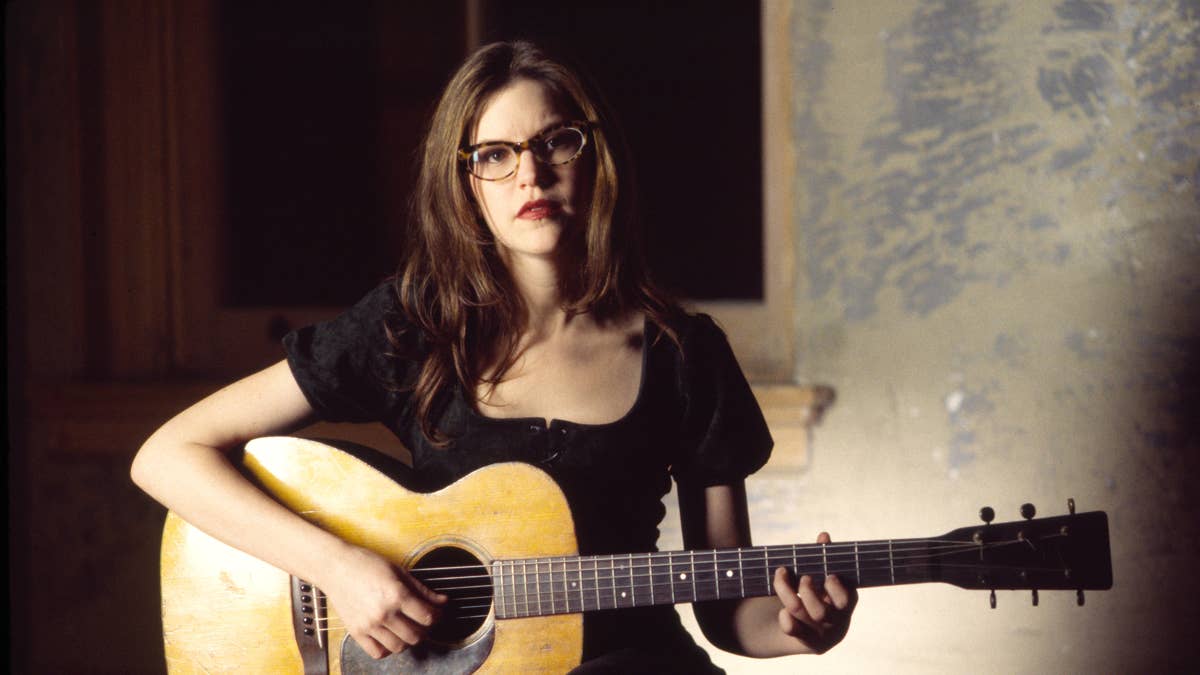 Singer Lisa Loeb, 58, hits the red carpet and looks like she hasn’t ...