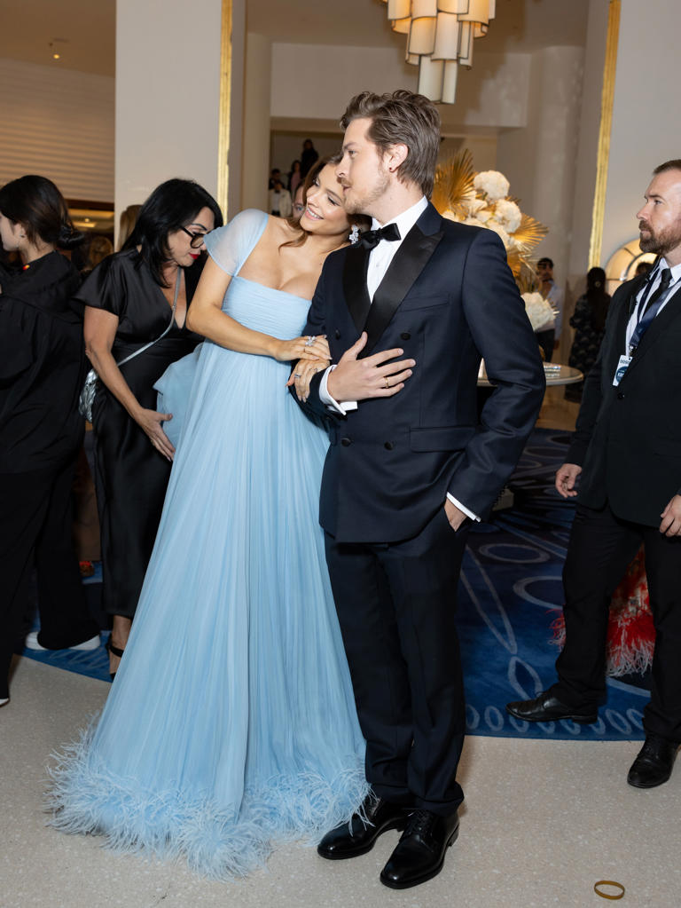 barbara-palvin-is-expecting-first-baby-with-dylan-sprouse-debuts-bump