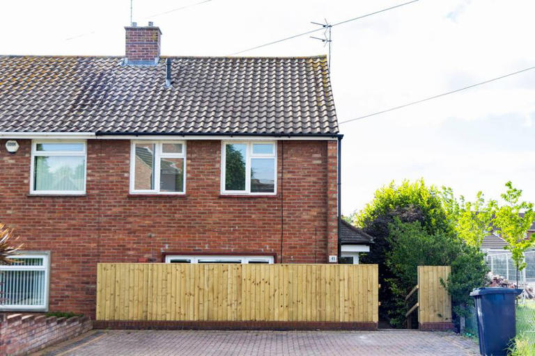 Neighbours point out 'worrying thing' about fence blocking living room ...