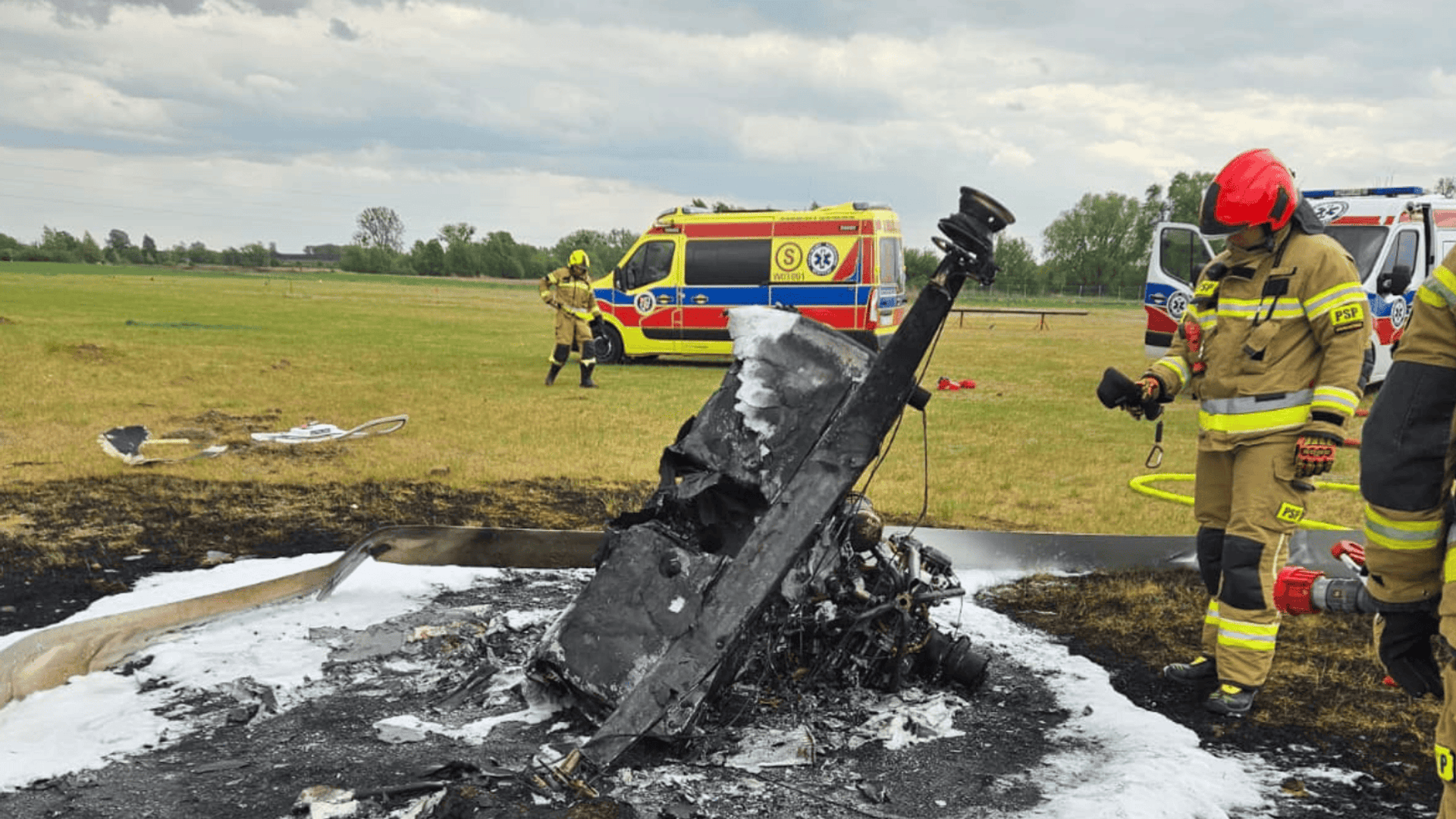 Groźny wypadek pod Grodziskiem Mazowieckim. Wiatrakowiec stanął w ogniu